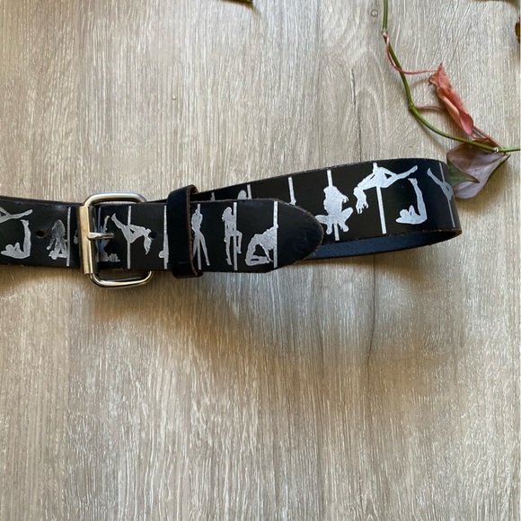 Vintage NO FEAR Black Silver Stripped Exotic Dancer Print Leather Belt  28/33” - Picture 3 of 7